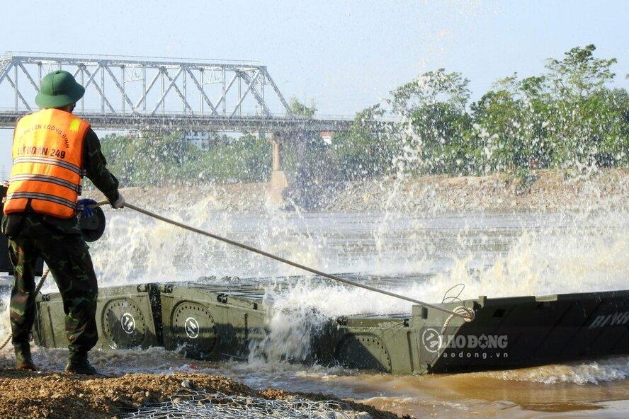 Bộ Quốc phòng cũng nhanh chóng huy động nhân lực, phương tiện, khí tài chuẩn bị lắp cầu phao qua sông phục vụ việc đi lại của người dân.