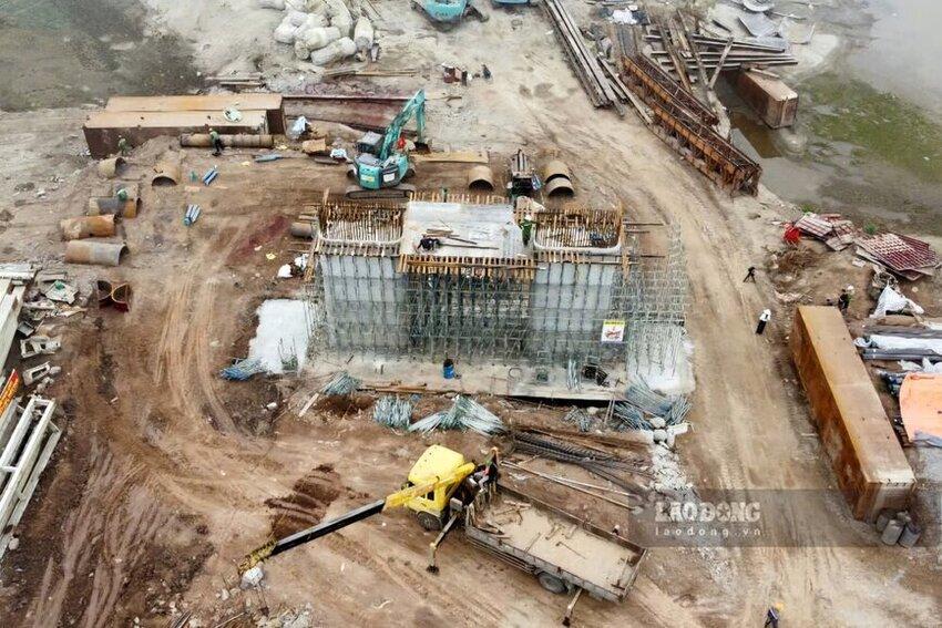 Tháng 3.2025, sau khi hoàn thành triển khai công tác đổ bêtông bịt đáy trụ, các bệ móng và thân trụ đã dần thành hình.