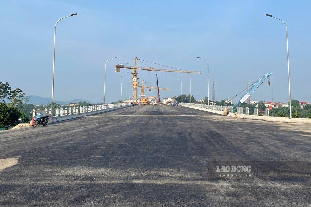 Đến nay, đơn vị thi công đang thảm nhựa mặt cầu, ngày công trình cầu Phong Châu mới đưa vào khai thác sử dụng đã không còn xa.