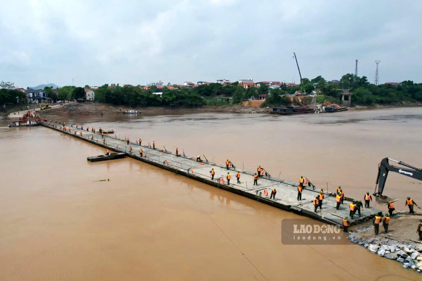 Đến ngày 30.9, cầu phao Phong Châu chính thức thông xe. Các xe ôtô con, xe bán tải được phép lưu thông 1 chiều, các xe thô sơ, xe máy, xe gắn máy, mô tô 3 bánh được phép lưu thông 2 chiều, vận tốc không quá 5km/h.
