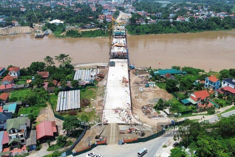 Sau hơn 8 tháng thi công, ngày 27.8, Bộ Xây dựng, Bộ Quốc phòng và tỉnh Phú Thọ tổ chức lễ hợp long cầu Phong Châu mới.