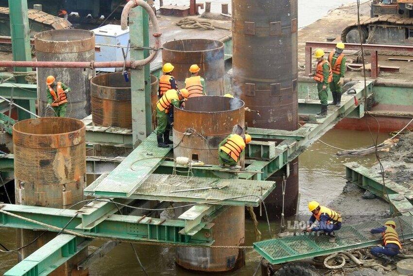 Đến tháng 2.2025, hạng mục cọc khoan nhồi - một trong những hạng mục quan trọng nhất của công trình, gồm 74 mũi khoan cọc nhồi cả trên bờ và dưới sông đã hoàn thành vượt tiến độ, đáp ứng yêu cầu kỹ thuật nghiêm ngặt.