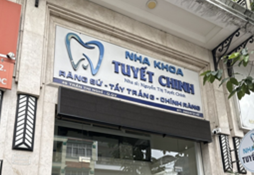 Phòng khám Nha khoa Tuyết Chinh tại địa chỉ số 49 Trần Thị Nghỉ, phường Hạnh Thông, TP HCM.