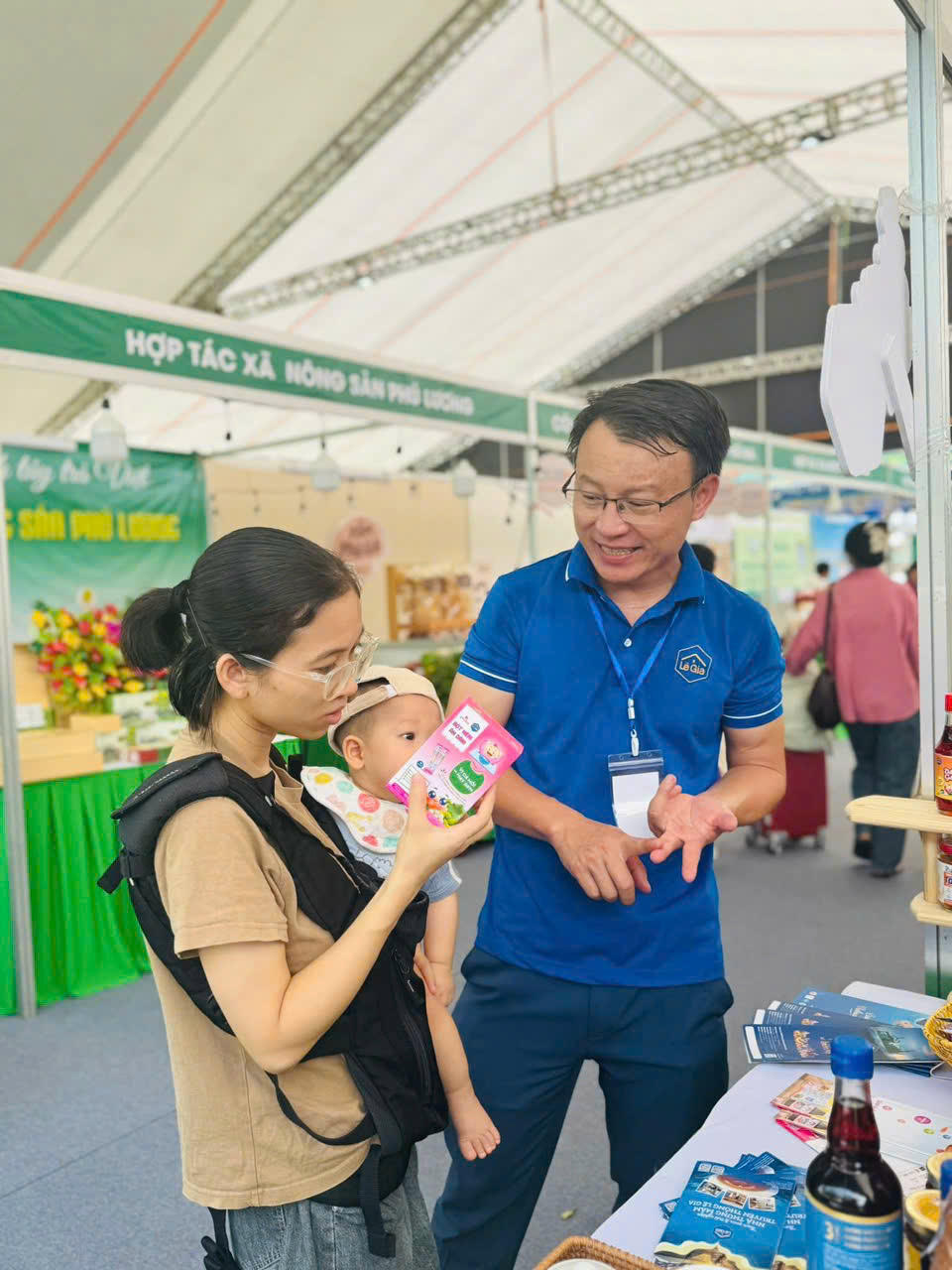 Anh Lê Anh - CEO Công ty TNHH Thực phẩm và TMDV Lê Gia giới thiệu các sản phẩm OCOP tới người tiêu dùng. (Ảnh: PV).