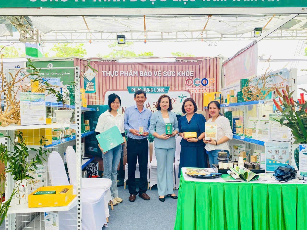 Anh Nguyễn Văn Khôn - Giám đốc Công ty TNHH Dược liệu Tâm Tâm An cho biết, thông qua các chương trình xúc tiến thương mại, hội chợ... doanh nghiệp đã kết nối thành công với nhiều đối tác nước ngoài và chào hàng ở nhiều thị trường lớn như Canada, Cộng hòa Séc, Nhật Bản…