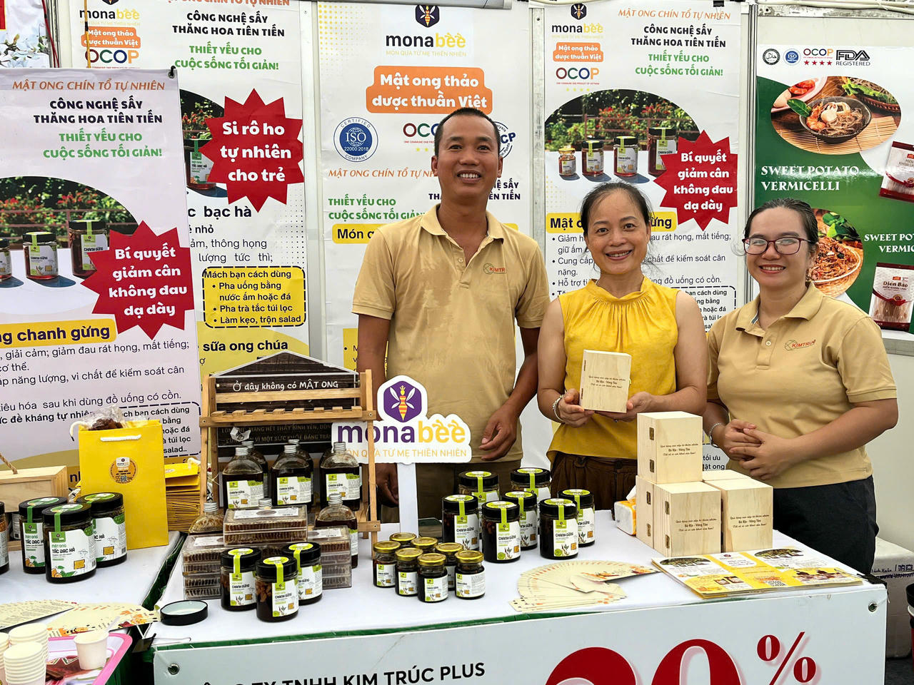 Chị Nguyễn Thanh Trúc - Giám đốc Công ty TNHH Kim Trúc Plus cho biết, hội chợ là cơ hội để doanh nghiệp tiếp cận được các đối tác xuất khẩu nước ngoài. (Ảnh: PV).