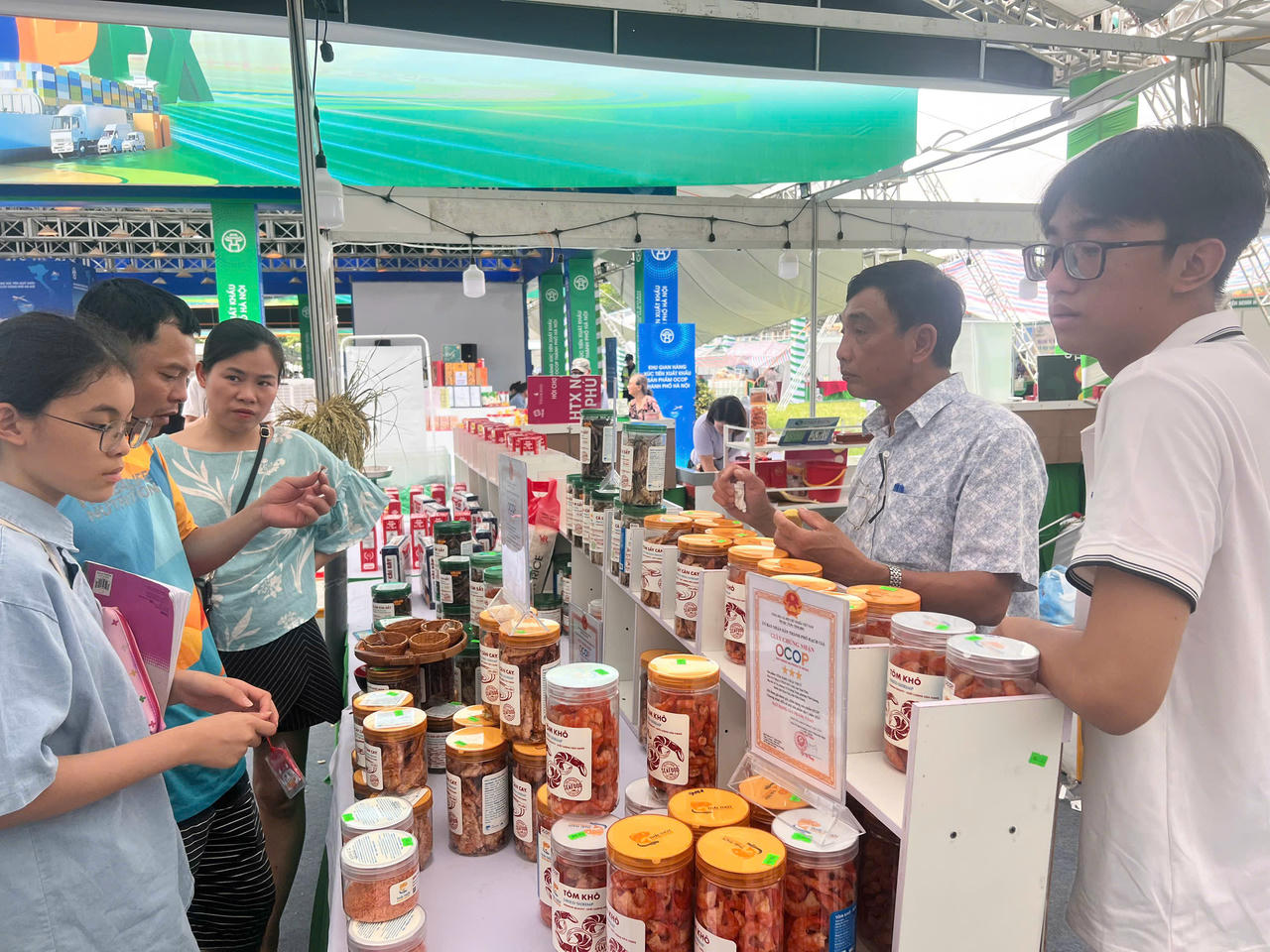 Qua các chương trình xúc tiến thương mại, hội chợ...rất nhiều doanh nghiệp, HTX tại các tỉnh, thành có dịp giới thiệu sản phẩm OCOP tới người tiêu dùng Thủ đô và bạn bè quốc tế. (Ảnh: PV).