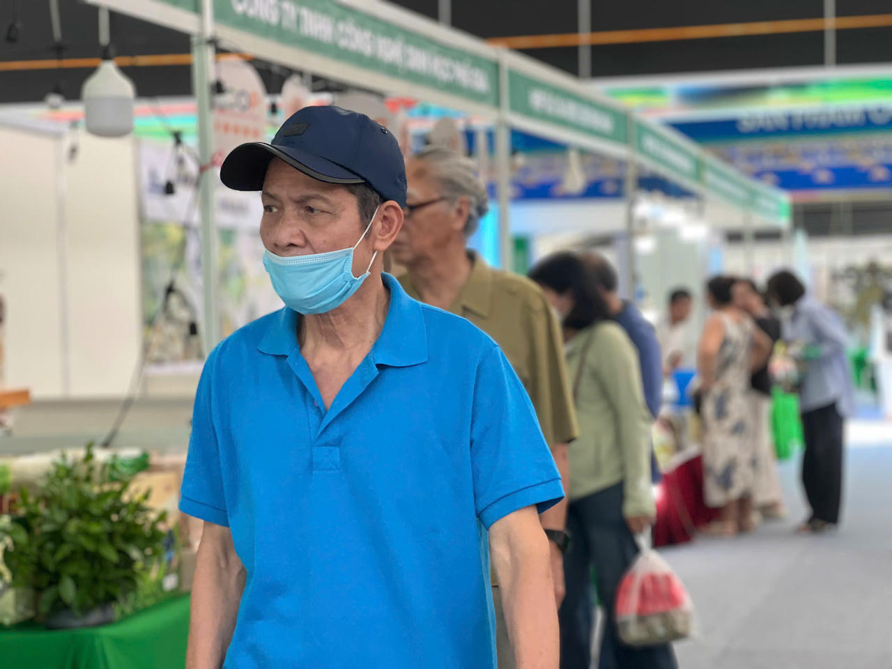 Người dân Thủ đô đi tham quan, mua sắm tại Hội chợ các sản phẩm OCOP xuất khẩu” (VIETNAM OCOPEX 2025). (Ảnh: PV).