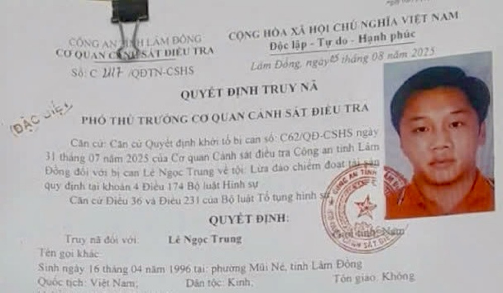 Chân dung của Trung trên quyết định truy nã. Ảnh: Công an