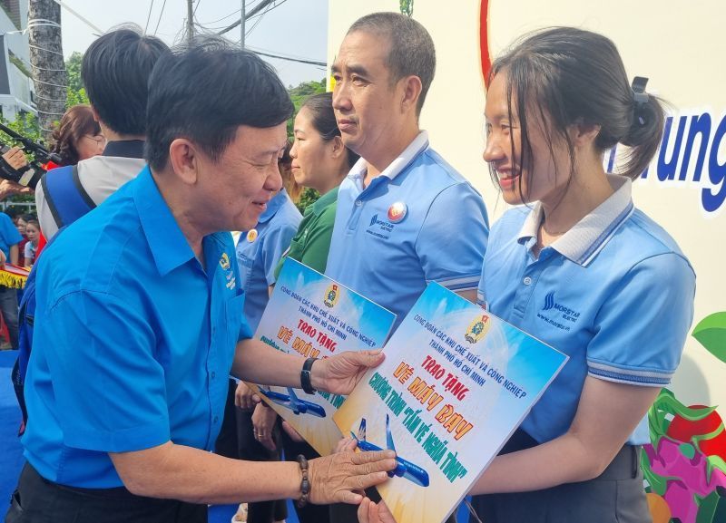 Tổ chức công đoàn TPHCM trao tặng vé máy bay cho thanh niên công nhân về quê đón Tết trong dịp Tết nguyên đán Ất Tỵ 2025. Ảnh: Nam Dương