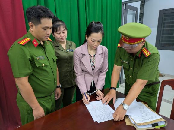 Hình ảnh bà Tuyết Chinh bị tạm giữ hình sự tại cơ quan điều tra. Ảnh: Công an cung cấp