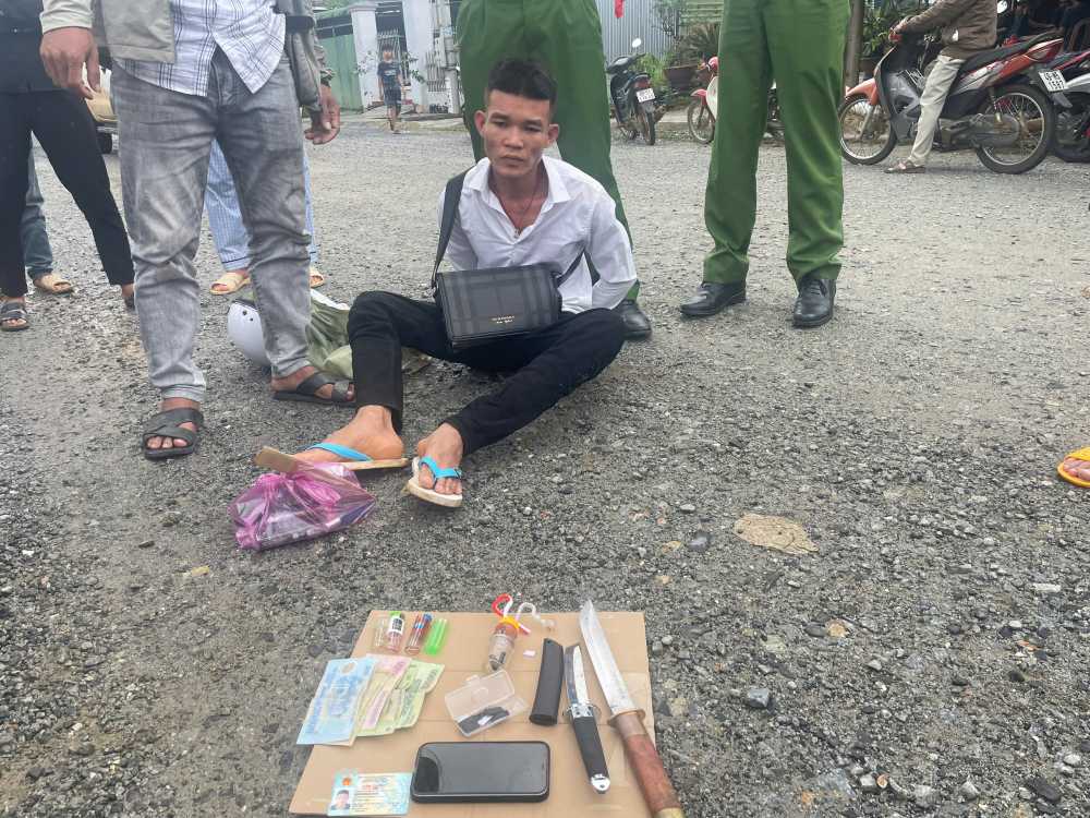 Công an xã Cát Tiên 3 bắt giữ đối tượng tàng trữ chất ma túy trái phép. Ảnh: Công an cung cấp