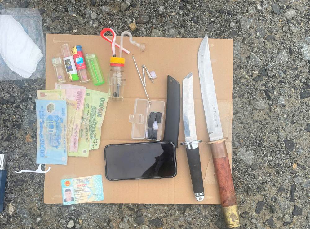 Các tang vật thu giữ tại hiện trường. Ảnh: Lam Hồng