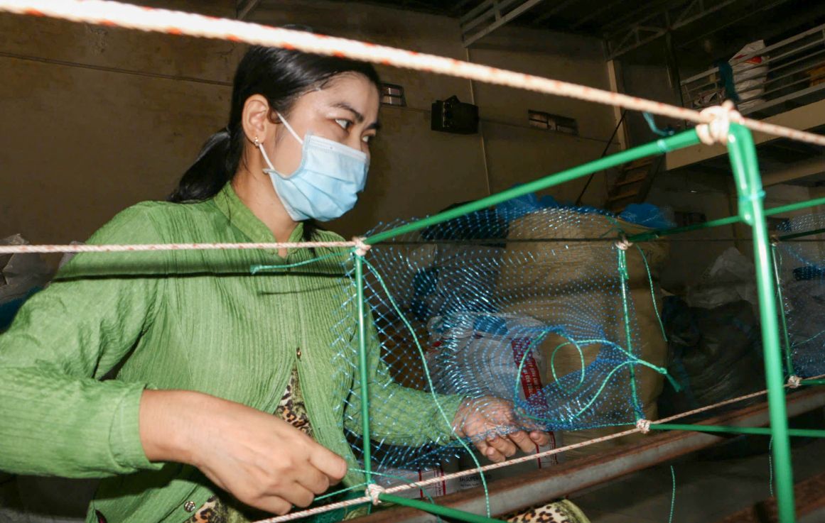 Thu nhập của người có tay nghề gia công các ngư cụ từ 200.000 đồng trở lên/ngày. Ảnh: Phương Anh