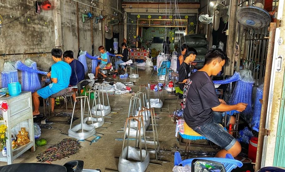 Làng đan lưới Thơm Rơm góp phần giải quyết việc làm cho hàng nghìn hộ dân tại địa phương và khu vực lân cận. Ảnh: Yến Phương