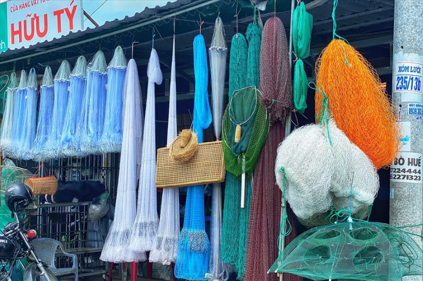 Các sản phẩm lưới tại làng đan lưới Thơm Rơm (TP Cần Thơ). Ảnh: Yến Phương