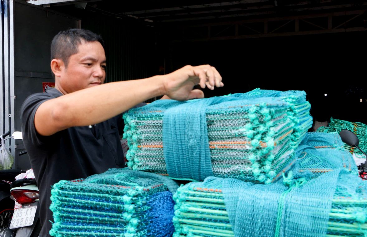 Làng đan lưới Thơm Rơm hiện đang vào mùa sản xuất ngư cụ phục vụ đánh bắt thủy sản mùa nước nổi ở miền Tây. Ảnh: Phương Anh