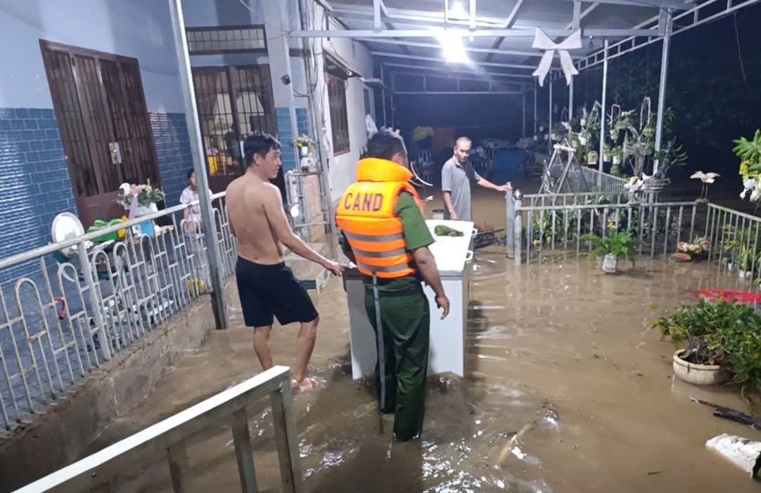 Công an hỗ trợ người dân sơ tán đồ đạc do mưa ngập. Ảnh: Công an xã Hưng Thịnh