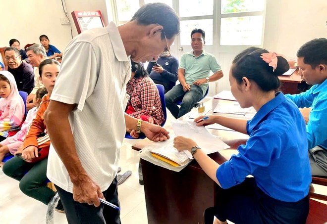 Từ bình dân học vụ số đến tặng điện thoại thông minh cho hộ nghèo ở Cần Thơ