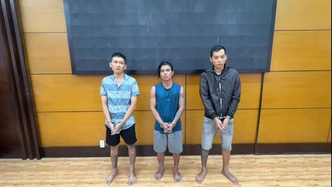 Bắt khẩn cấp 3 đối tượng giả danh công an vào công viên để cướp tài sản