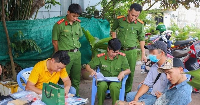 Tạm giam 4 tháng đối tượng chở ma túy đá và thuốc lắc