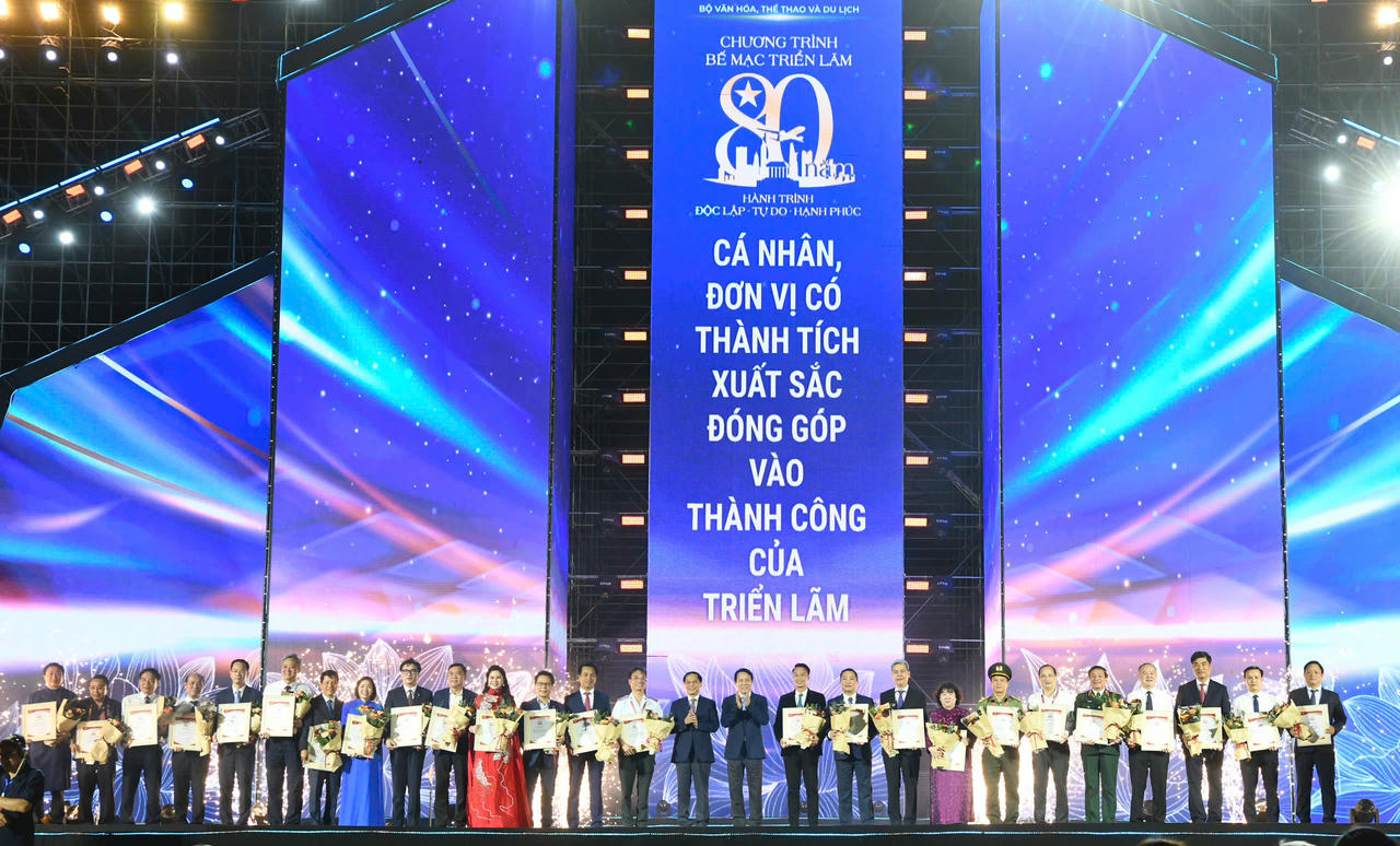 Chánh văn phòng Bộ Xây dựng Nguyễn Trí Đức (thứ ba từ phải sang) nhận Giải thưởng “Không gian trưng bày tiêu biểu” của Ban tổ chức Triển lãm A80.