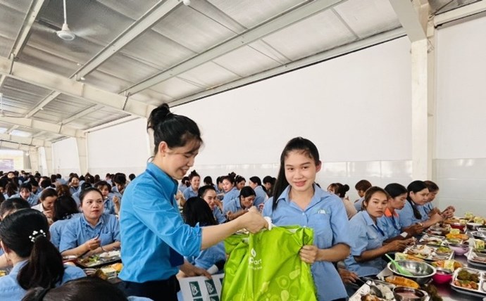 Công đoàn cơ sở Công ty TNHH Kanaan Bảo Lộc tổ chức “Bữa cơm Công đoàn“, tặng quà cho người lao động có hoàn cảnh khó khăn. Ảnh: Đỗ Lâm
