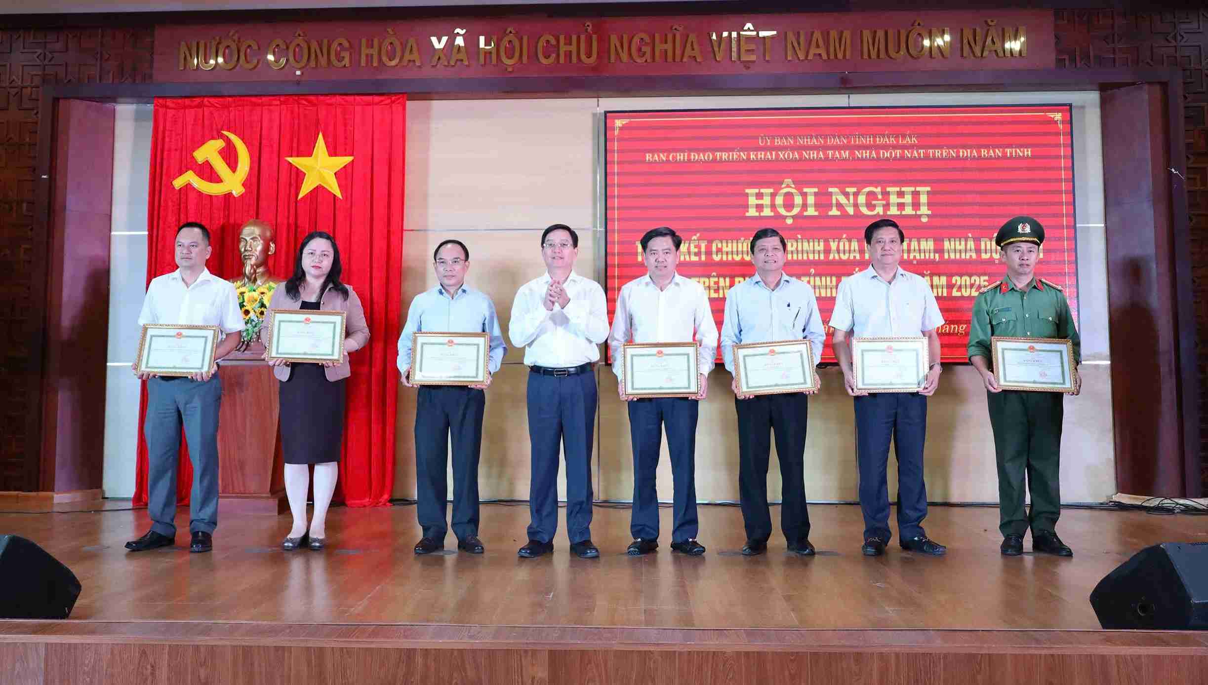 Lãnh đạo Tỉnh ủy Đắk Lắk khen thưởng các các cá nhân có t