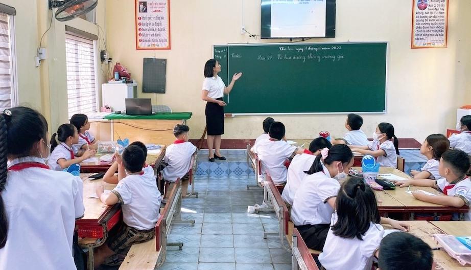 Nguyên tắc chuyển chức danh nghề khi chuyển cấp dạy học là câu hỏi thầy cô quan tâm. Ảnh: Trang Hà