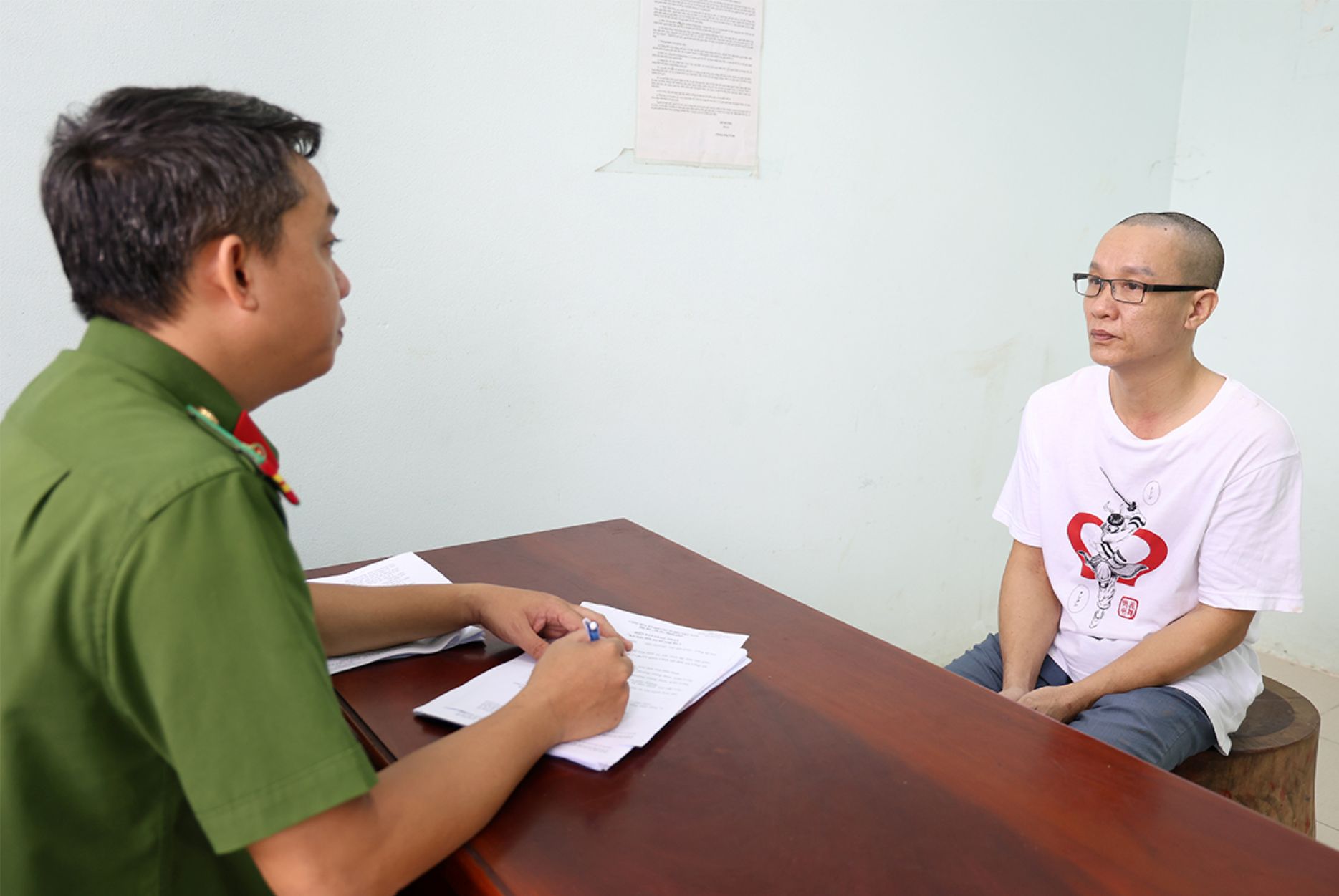 Tại cơ quan Công an, bị can Vũ Văn Nam - phóng viên tạp chí Sức khỏe và môi trường- khai nhận hành vi cưỡng đoạt tiền lên đến hàng tỉ đồng. Ảnh: Vũ Tiến