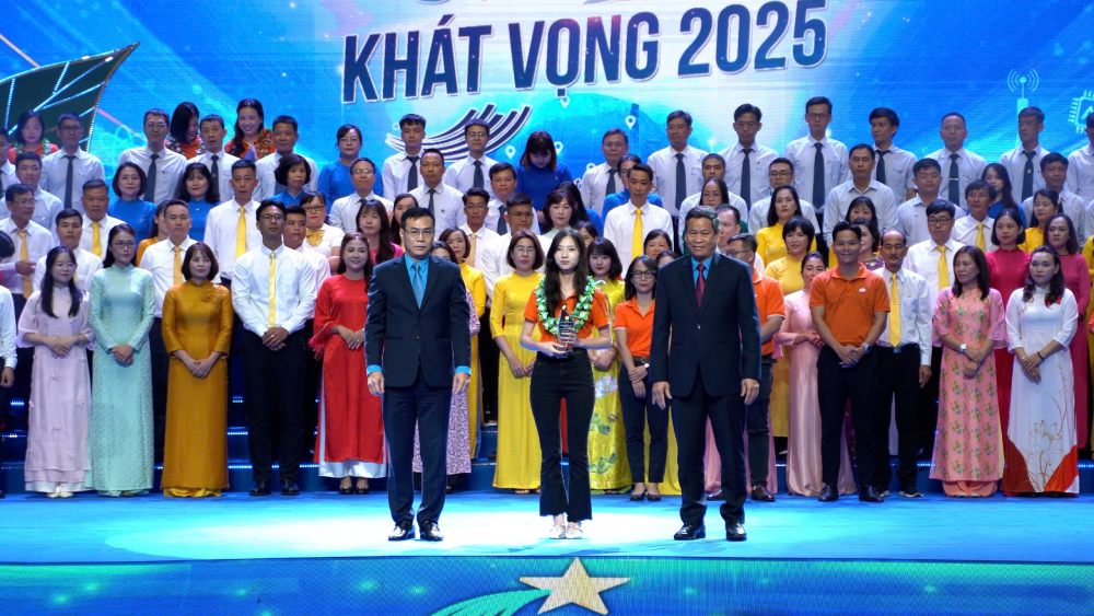 Ông Huỳnh Thanh Xuân, Phó Chủ tịch Tổng Liên đoàn Lao động Việt Nam và ông Trần Vũ Hà, Phó Chủ tịch Công đoàn Khoa học và Công nghệ Việt Nam biểu dương người lao động tiêu biểu. Ảnh: Đền Phú