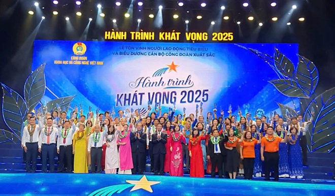 Tôn vinh lao động tiêu biểu và biểu dương cán bộ công đoàn xuất sắc