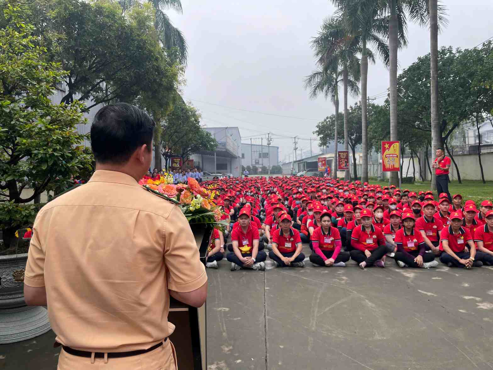 CĐCS sẽ duy trì việc tuyên truyền, nhắc nhở người lao động tuân thủ quy định về pháp luật giao thông để đảm bảo an toàn. Ảnh: Đình Trọng