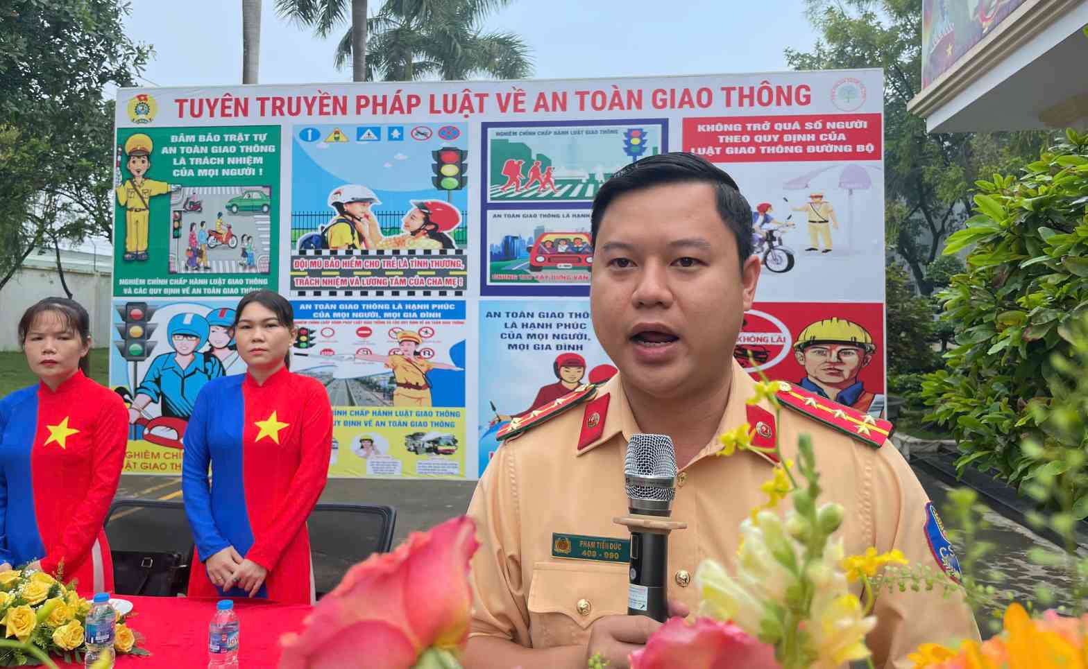 Đại úy Phạm Tiến Đức - Cán bộ Phòng Cảnh sát Giao thông Công an TPHCM tuyên truyền pháp luật giao thông cho công nhân lao động. Ảnh: Đình Trọng