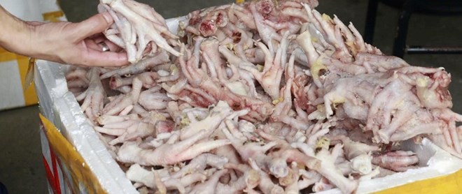 Công an phát hiện hàng ngàn chân gà, xúc xích, nem chua không rõ nguồn gốc