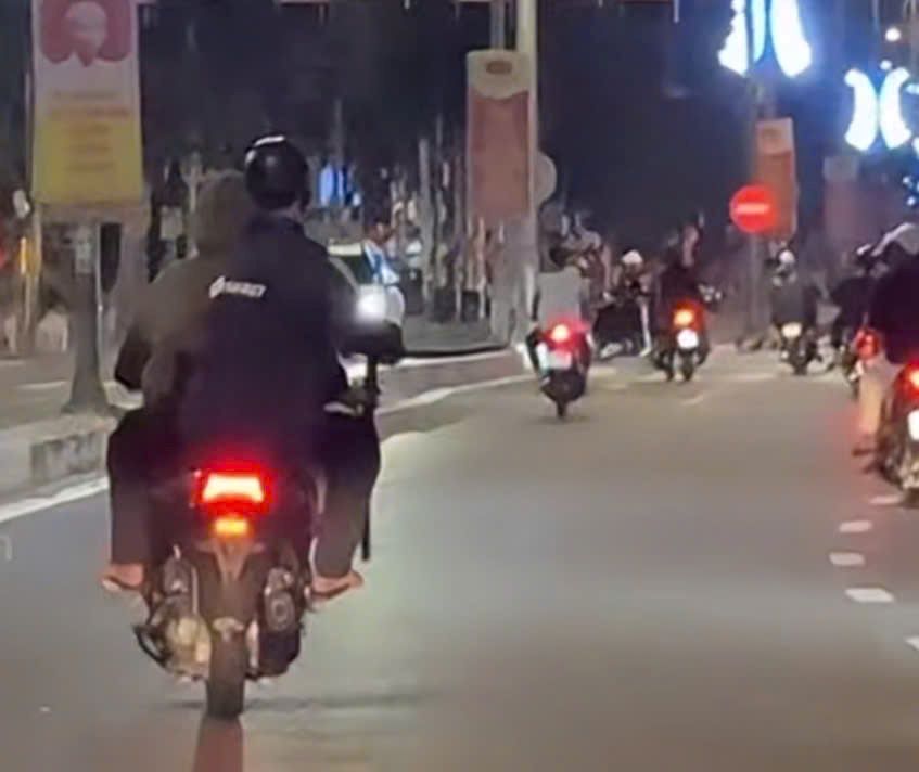Thanh thiếu niên tháo biển số, cầm hung khí, đi theo nhóm tại Đà Nẵng lúc 3h sáng. Ảnh: Trần Thi