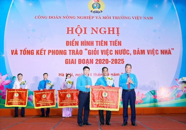 Khẳng định vị thế của lao động nữ qua phong trào thi đua