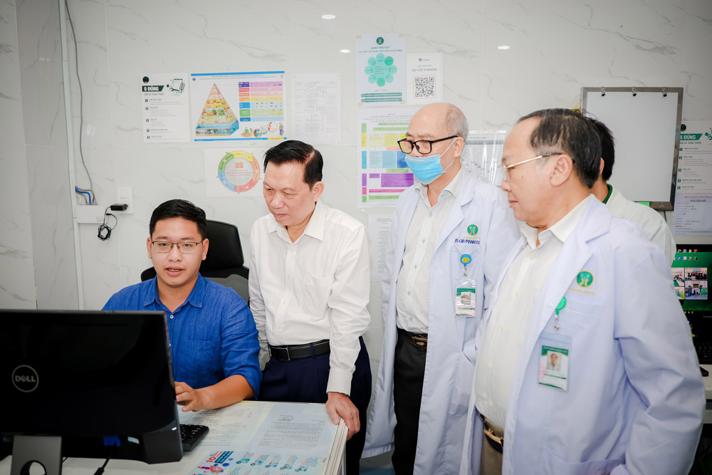 Theo báo cáo của Phòng Công nghệ Thông tin, hệ thống EMR tại JT Angel tuân thủ đầy đủ các chuẩn mực pháp lý, đồng bộ với dữ liệu y tế quốc gia. Toàn bộ quy trình từ đăng ký, thăm khám, xét nghiệm, chẩn đoán hình ảnh, phẫu thuật đến theo dõi sau điều trị đều được số hóa.