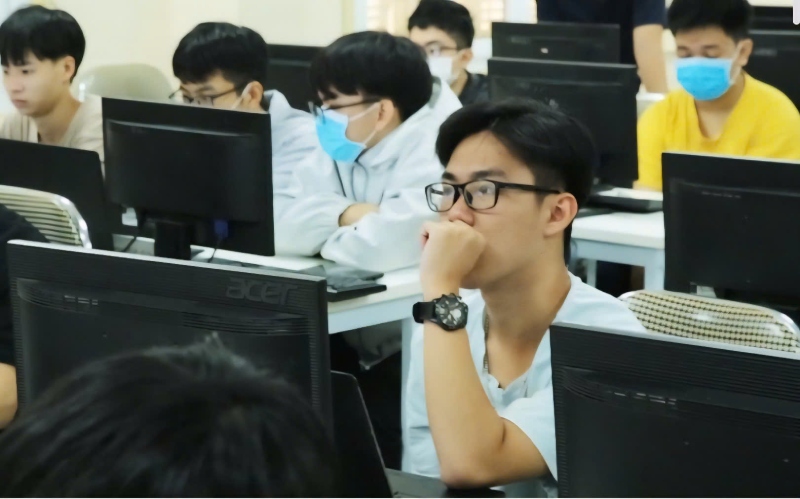 Theo ông Lê Quang Trung, trong bối cảnh thị trường lao động đang thay đổi nhanh chóng do chuyển đổi số, tự động hóa và tái cấu trúc ngành nghề, lực lượng lao động, đặc biệt là nhóm lao động trung niên, lao động giản đơn, đặc biệt là người làm việc trong khu vực phi chính thức đang đối mặt với nguy cơ mất việc làm cũng như tụt hậu kỹ năng. Ảnh: Linh Chi