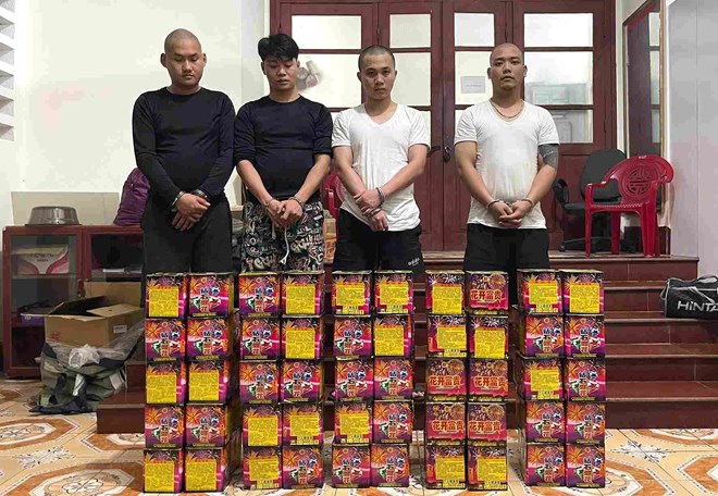 Bắt giữ 4 đối tượng vận chuyển hơn 100kg pháo nổ vào Việt Nam