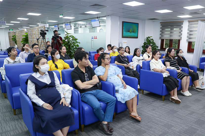 Hội thảo chuyên đề về chăm sóc sức khỏe thai phụ và phòng ngừa RSV do VNVC tổ chức trên toàn quốc ngày 27.9 thu hút đông đảo phụ nữ mang thai tham dự. Ảnh: Mộc Thảo