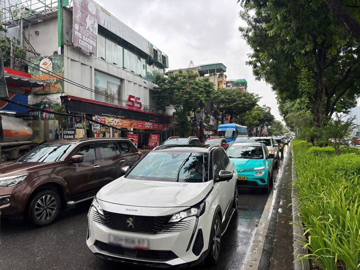 Khu vực đường Láng có hiện tượng ùn tắc. Ảnh: Huyền Trang