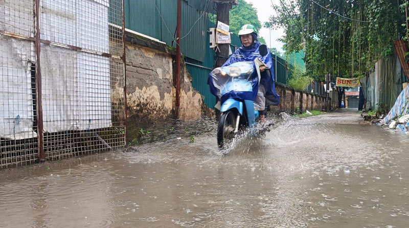 Một số điểm trong ngõ 252 Mỹ Đình ngập nước, người dân di chuyển chậm. Ảnh: Hải Danh