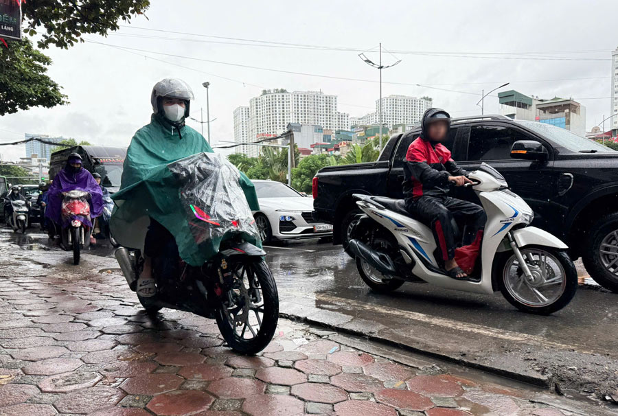 Ùn tắc kéo dài, người dân di chuyển lên cả vỉa hè. Ảnh: Huyền Trang