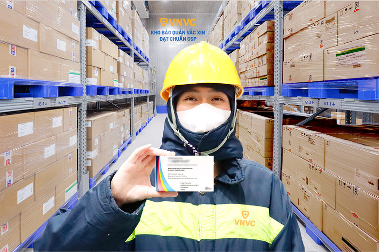 Một trong những lô vaccine RSV đầu tiên về đến hệ thống kho lạnh đạt chuẩn GSP theo tiêu chuẩn quốc tế, giám sát nhiệt độ tự động 24/24 của VNVC. Ảnh: Mộc Thảo