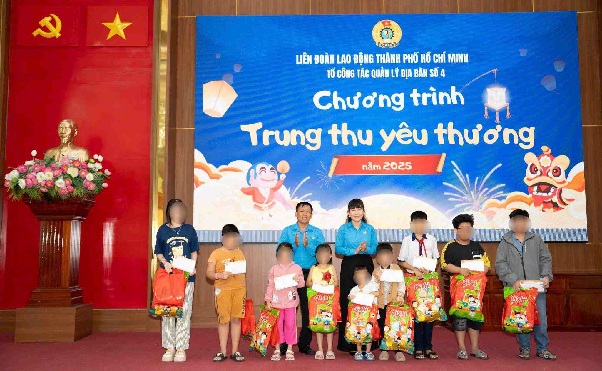 Những phần quà đã khích lệ động viên tinh thần các em. Ảnh: Công đoàn cung cấp