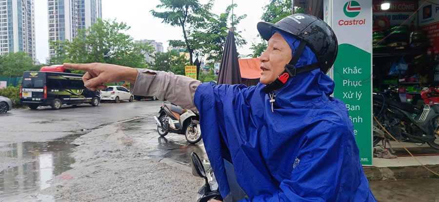 Bị chết máy sau khi di chuyển qua mưa ngập, ông Nguyễn Minh (Mỹ Đình) cho biết, xe tắt máy ngay giữa đoạn nước sâu khiến ông phải dắt bộ. Đây không phải lần đầu ông gặp tình huống này mỗi khi di chuyển sau khi mưa lớn. Ảnh: Hải Danh