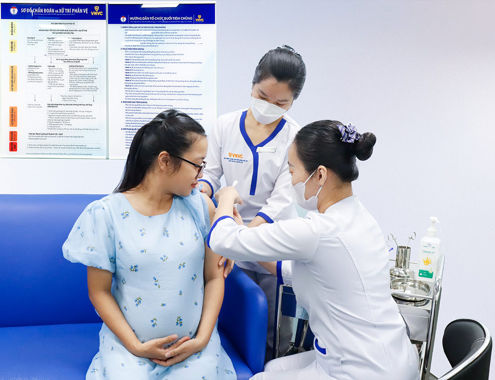 Mẹ bầu Đan Thùy, thai 32 tuần tiêm vaccine phòng RSV của Pfizer tại VNVC Hoàng Văn Thụ, TP HCM. Ảnh: Mộc Thảo