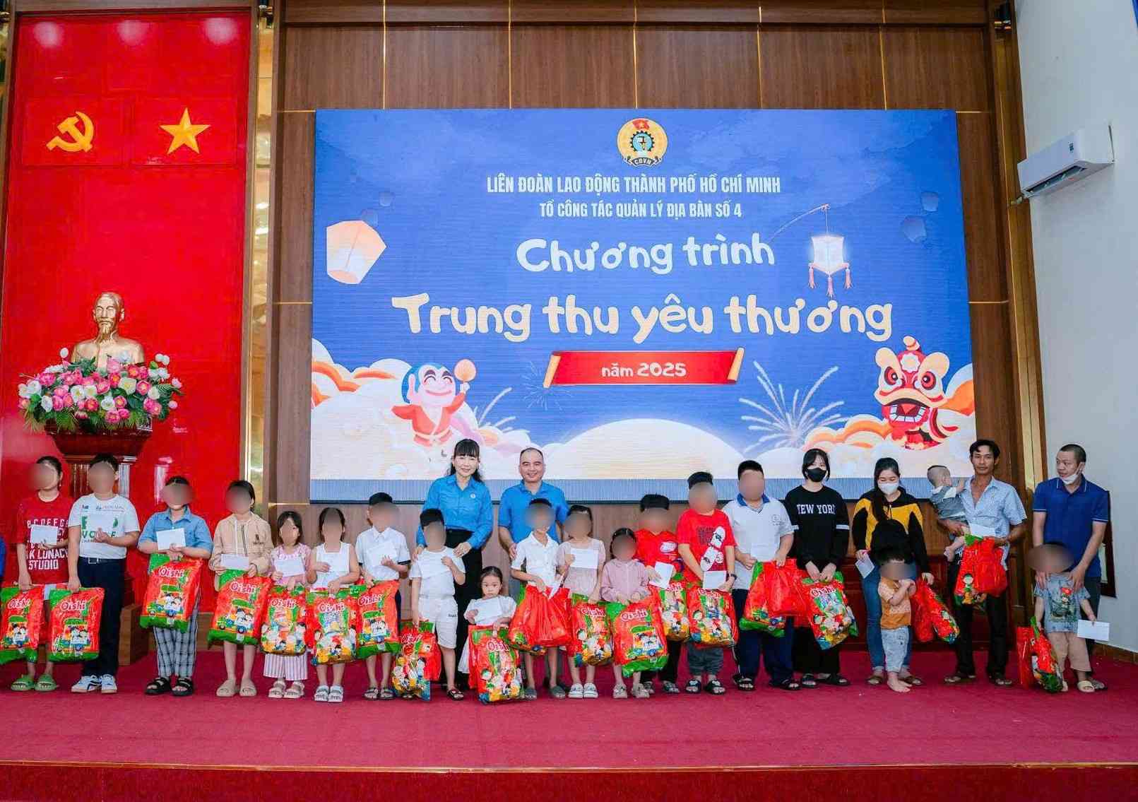 226 phần quà được trao tặng cho con em công nhân. Ảnh: Công đoàn cung cấp