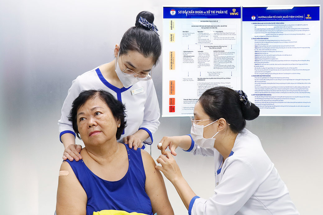 Người cao tuổi tiêm vaccine phòng bệnh tại VNVC. Ảnh: Mộc Thảo